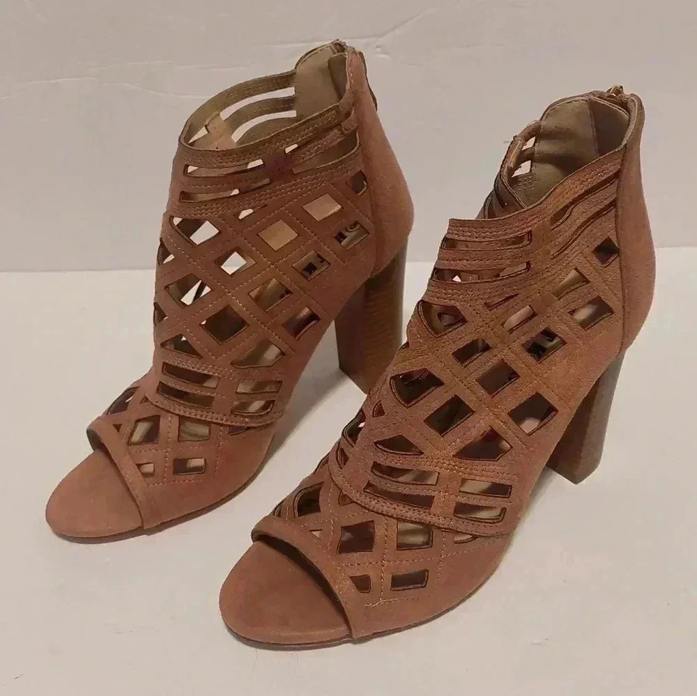 Hot Kiss Beige Gladiator Style 'Casey' Style Heels Women's Size 8